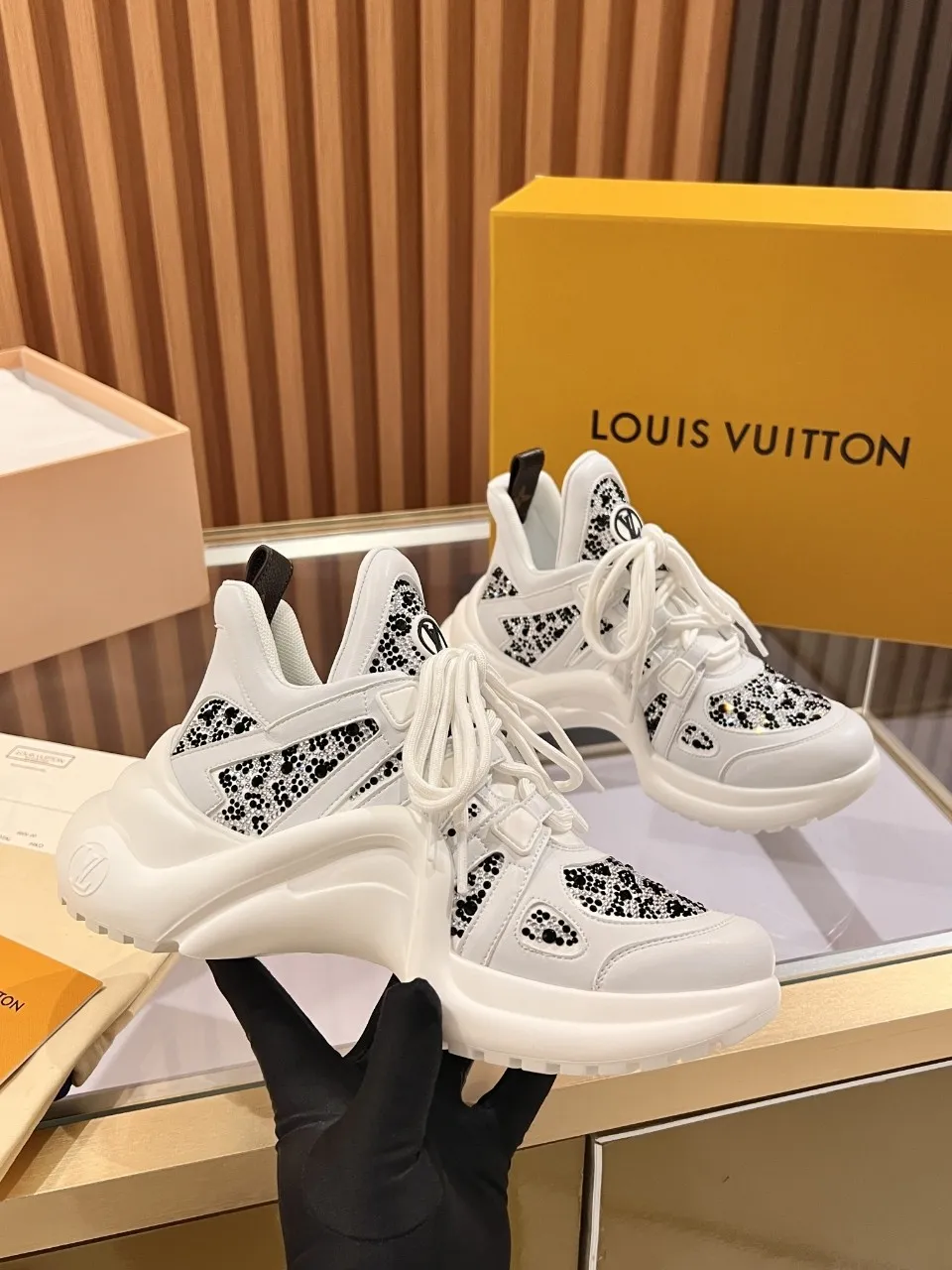 👟👟Ex-factory price 800👟👟 2025 new LV fancy black and white diamond model, high-end and elegant, showing long legs, casual sports dad shoes with heel height of about 5.5cm, 35-41